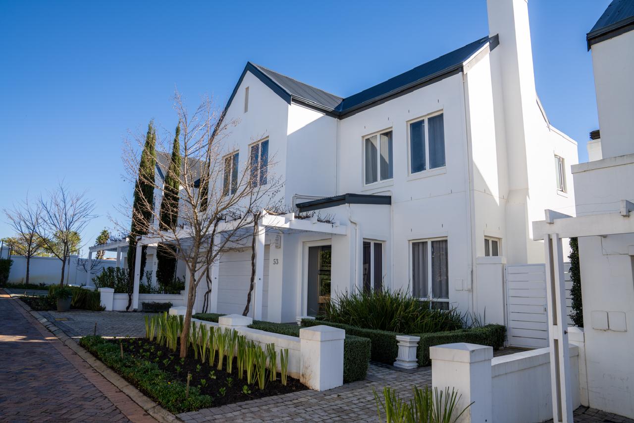 Completed estate home at Koelenbosch, Cape Winelands